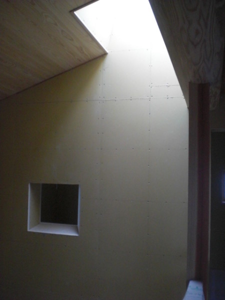 海辺の稜線に建つ家