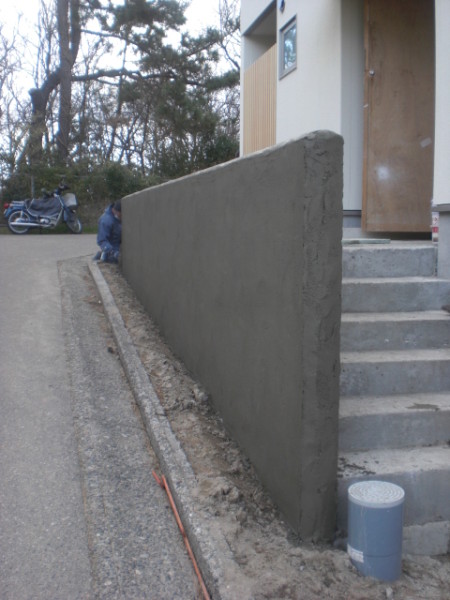 緑と塀とその先