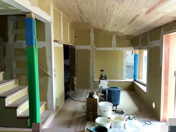 内装、焼杉張りがはじまりました