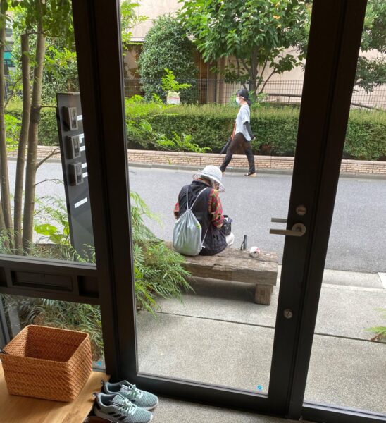 玄関先のベンチ