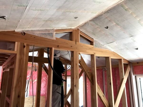 断熱工事入りました