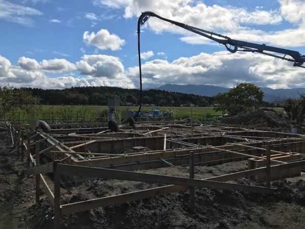 立ち上がりコンクリートを打設しました