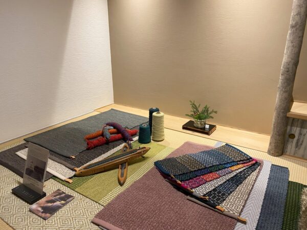 ラグ・スツール展の脇でクリスマスイベントの準備が進んでいます