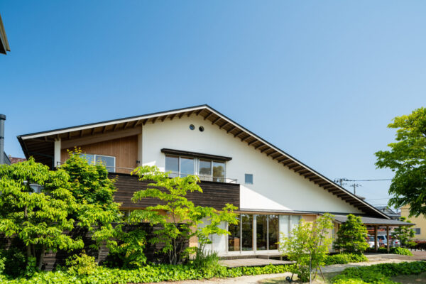 ダイナミックな大屋根の住宅設計事例