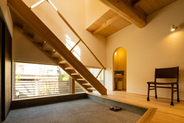 「家の顔」と呼ばれる玄関には窓は必要？