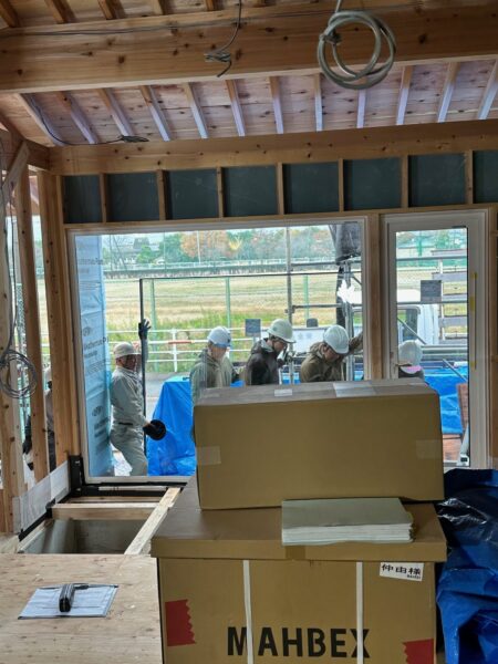 「西蒲区の家」サッシが取り付きました