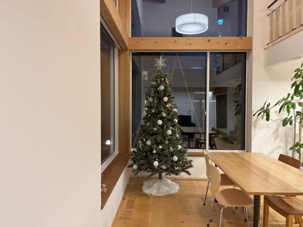 クリスマスツリーを飾りました！