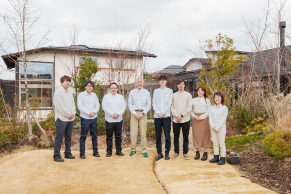 スタッフの集合写真を撮りました！