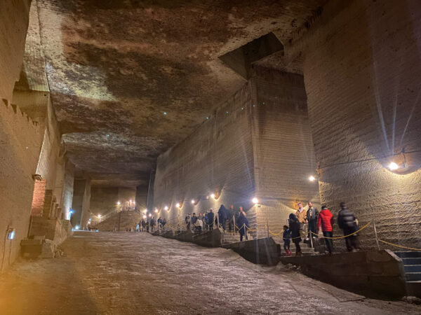 ピラミッドのような大空間 – 大谷資料館探訪