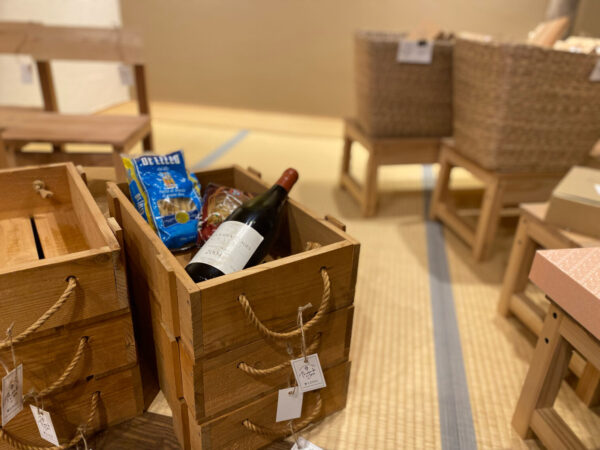 掘り出し物を見つけよう！木の家から生まれた宝物たち – アップサイクル・ガレージセール