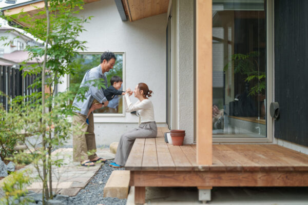 子どもがのびのび「庭育」の家！見守り設計と自然と触れ合える暮らし