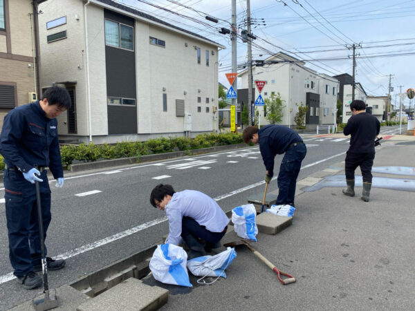 スタッフ総出で町内美化掃除