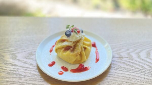 甘酸っぱい幸せが広がる！HARUMACHIcoffee新作メニュー『いちごレアチーズのクレープ包み』のご紹介！