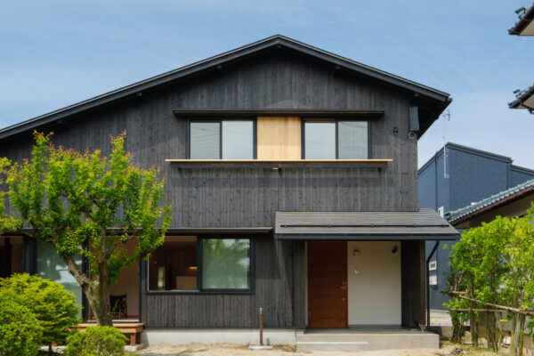 瓦屋根と板金屋根、どっちが地震に強い？