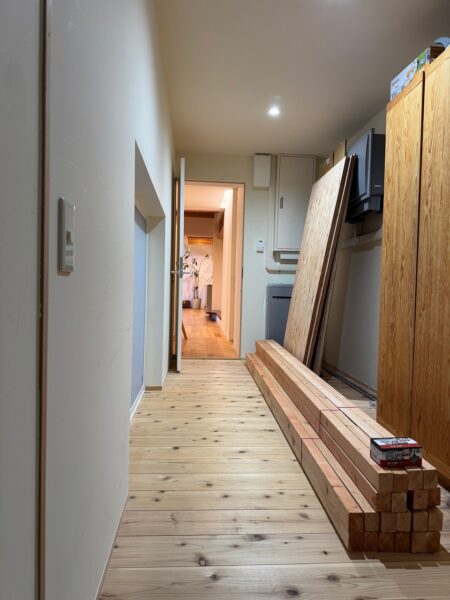 木製の棚やコート掛けを大工さんに