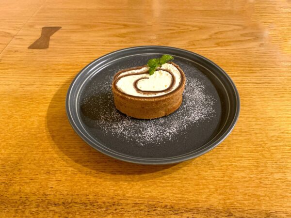 「木の日」にちなんだ、切り株ロールケーキが好評販売中です！