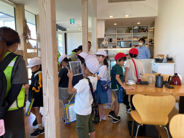 「コーヒーってどんな味？」鳥屋野小2年生がHARUMACHI coffeeで町探検！