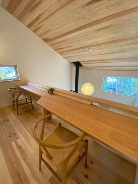 吹抜けの上の造り付けのテーブル