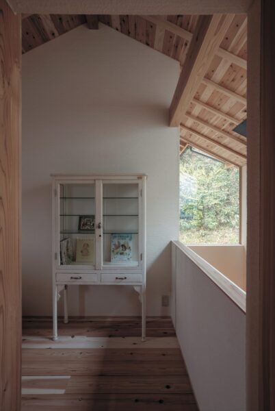 古道具を置かれた2階のスペース。吹抜を望みます。