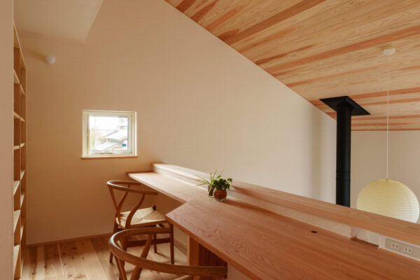 勾配天井で二階につながっていきます。吹抜のある大空間。