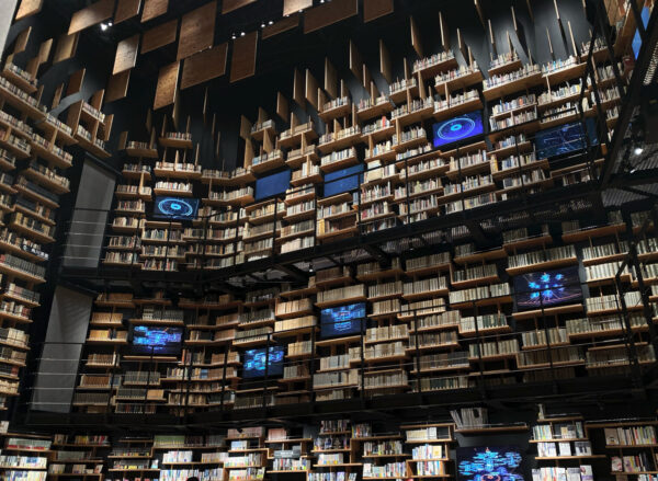 角川武蔵野ミュージアムの本棚劇場