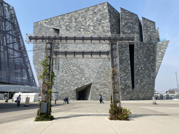 角川武蔵野ミュージアムと鳥居