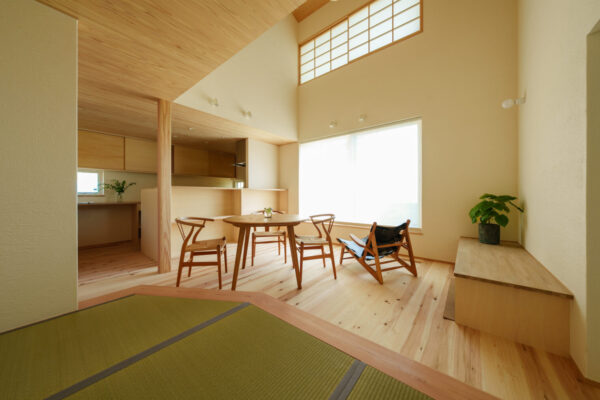 「水原の家」完成見学会　リビングと畳コーナー