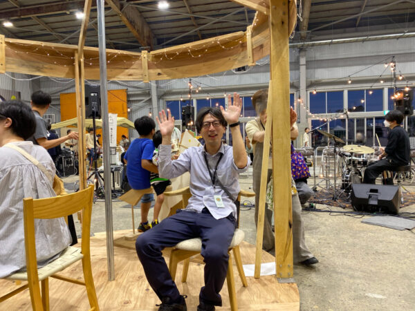 モリーゴーランドに乗る福本さん