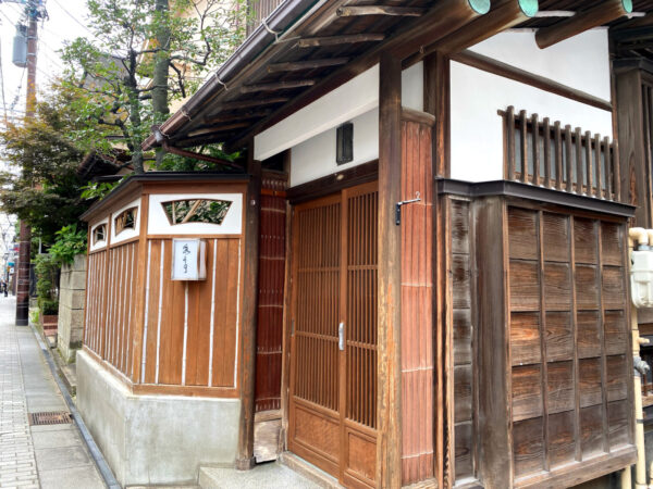 登録有形文化財「旧花岡邸」（数寄屋の意匠を随所に凝らした貴重な花街建築）