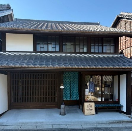 有松の街並み　車庫