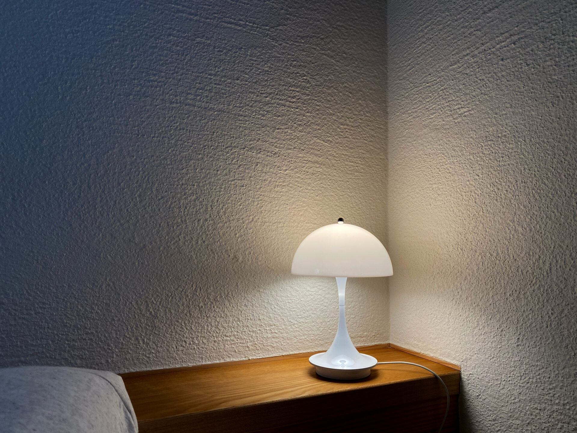 漆喰と障子に溶け込む名作照明「パンテラ」のポータブル