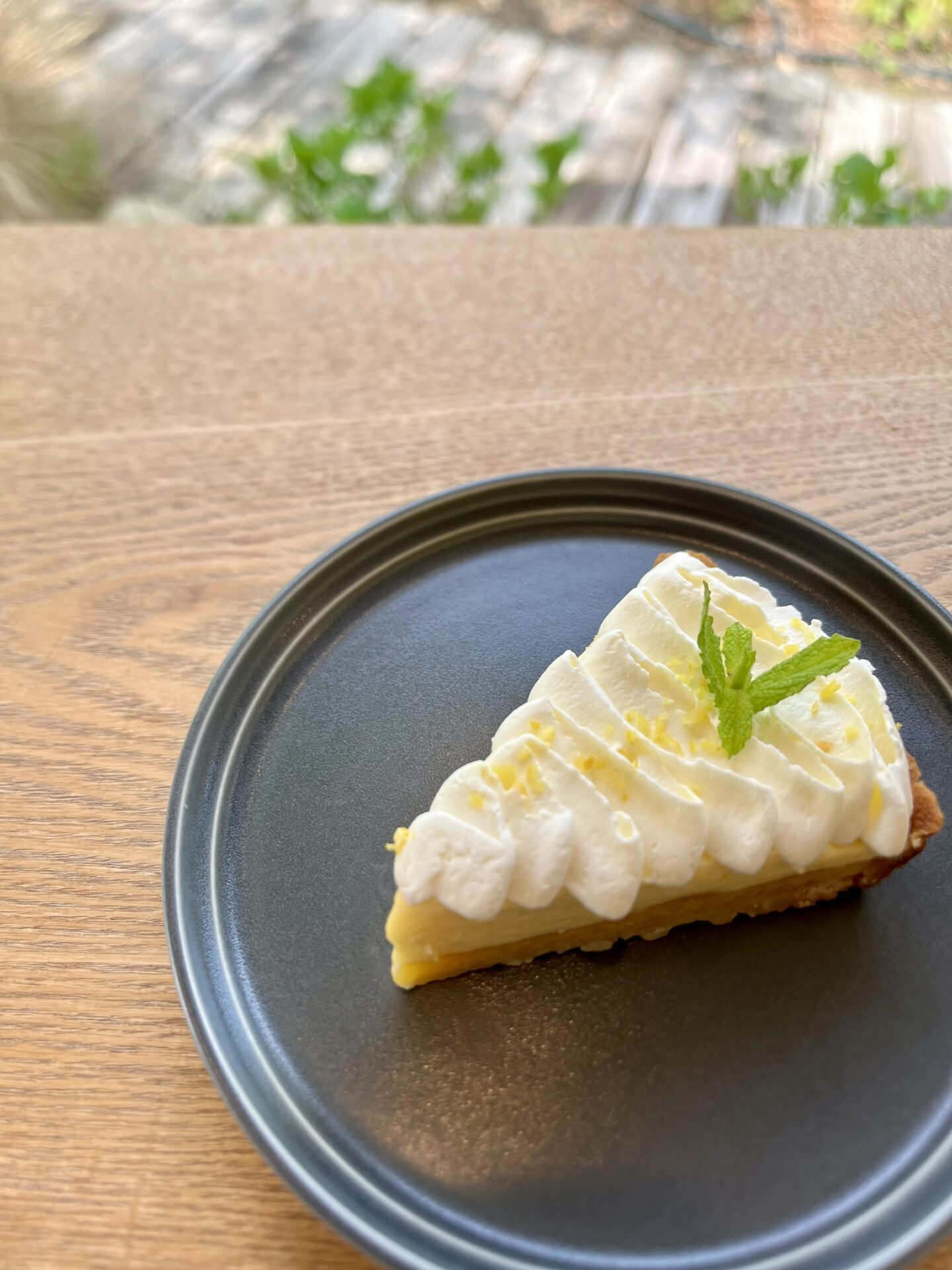 爽やかなレモンタルトで楽しむ、初夏のカフェタイム