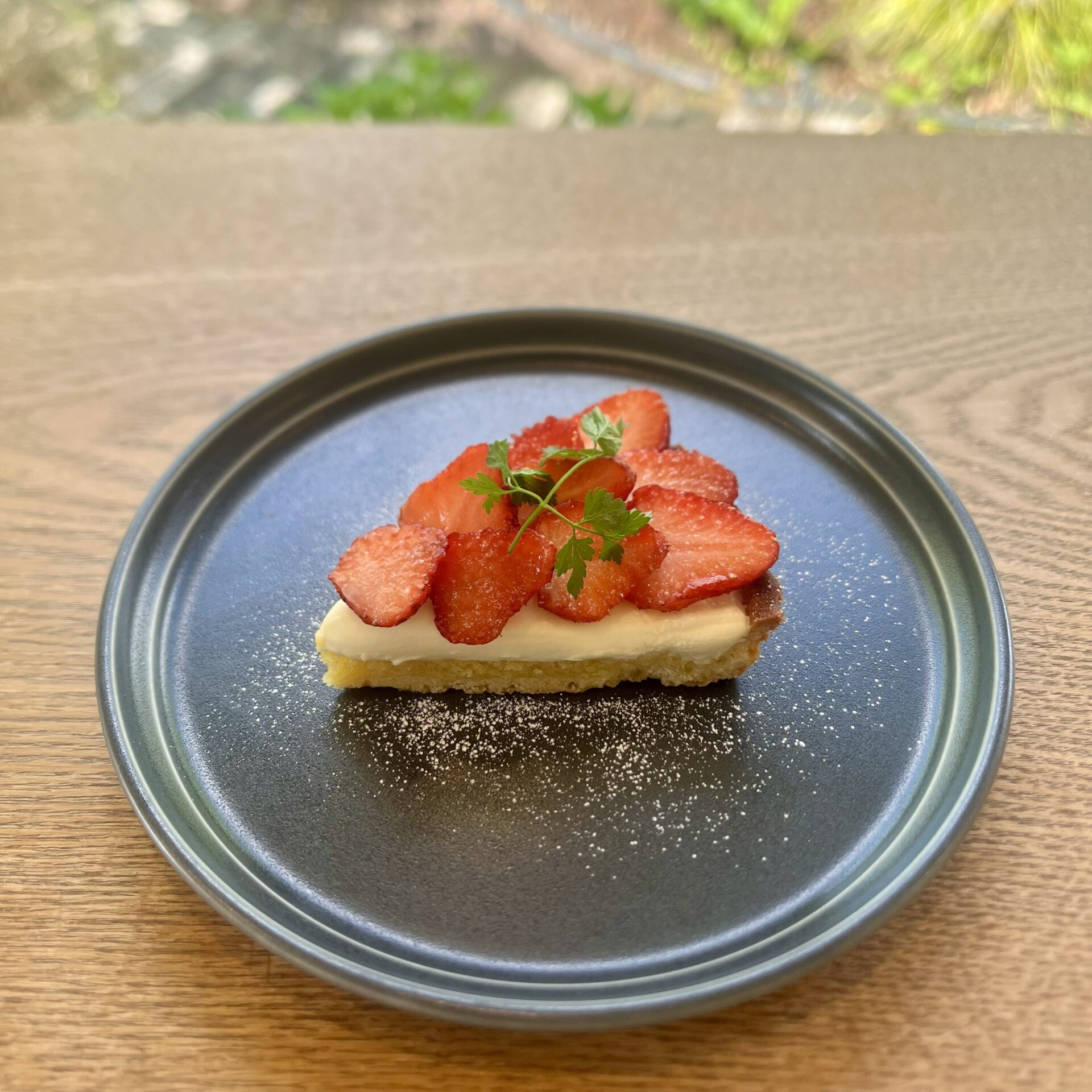 初夏の庭から届く、数量限定いちごスイーツのお知らせ