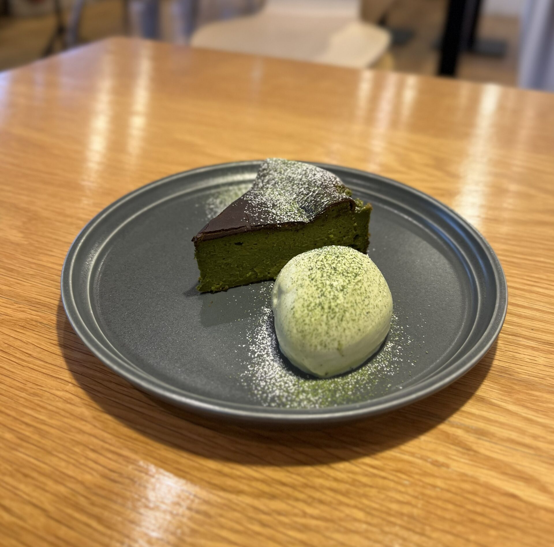 深い緑が香る、季節の抹茶バスクチーズケーキ