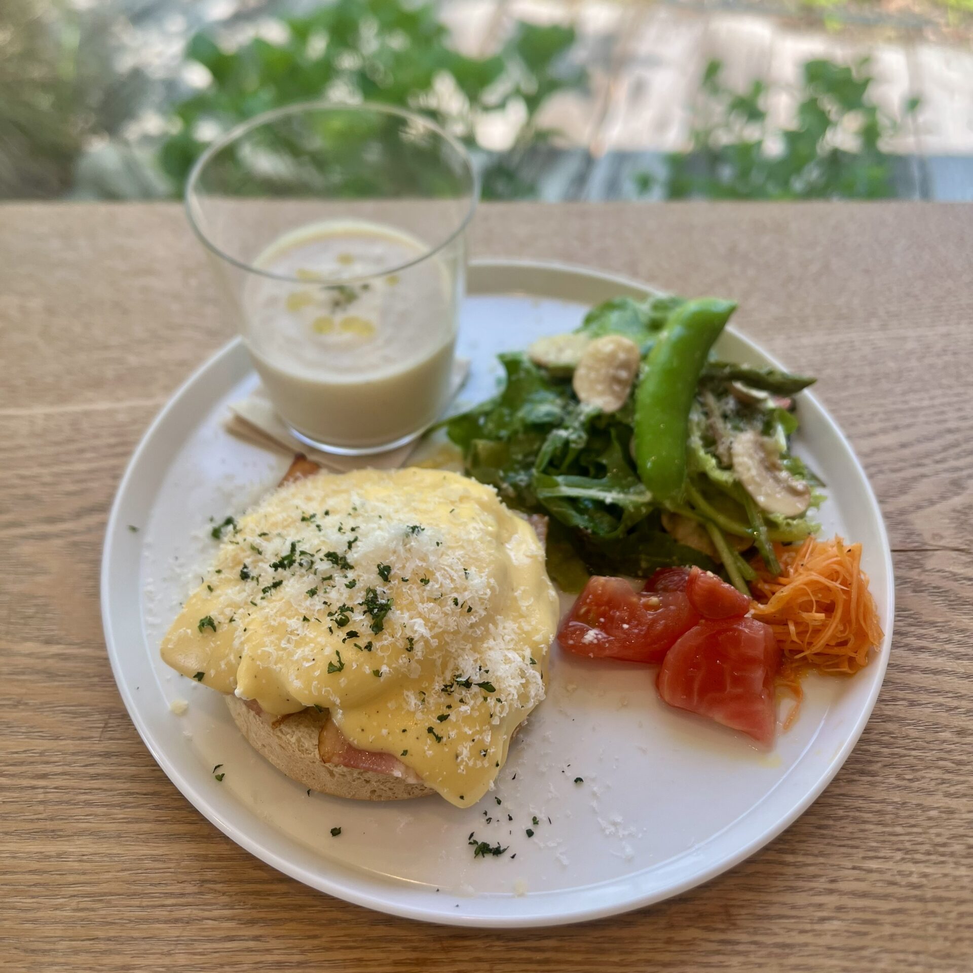 平日限定、ゆったり味わうエッグベネディクトプレート