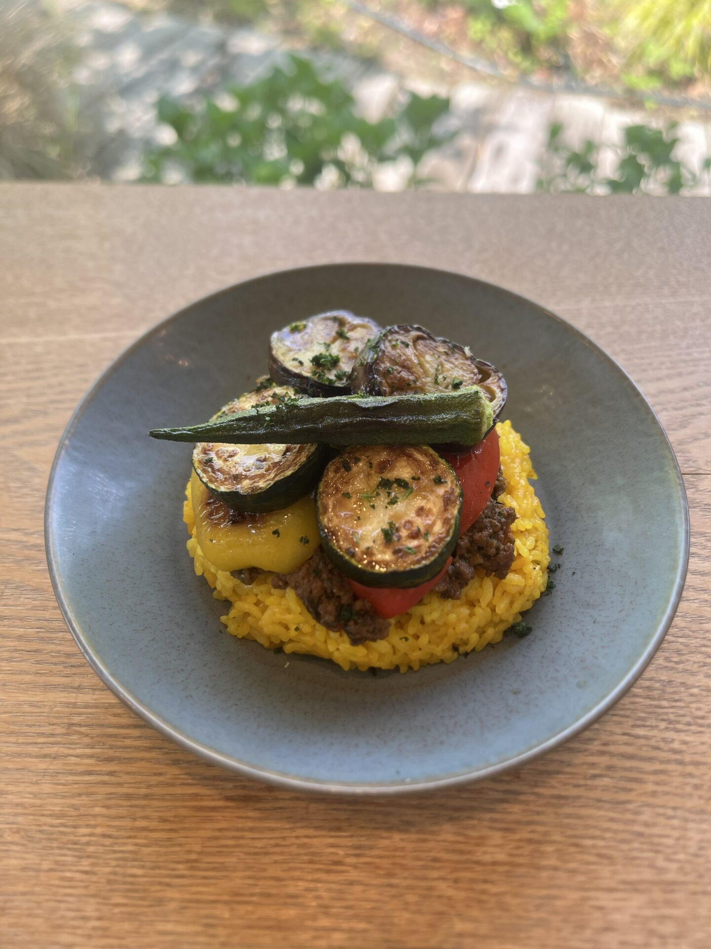 夏の彩りを味わう、夏野菜のキーマカレー