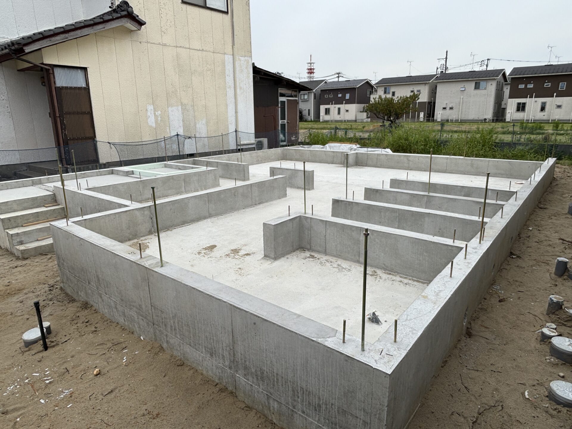 「庭へ開く大開口の家」基礎工事