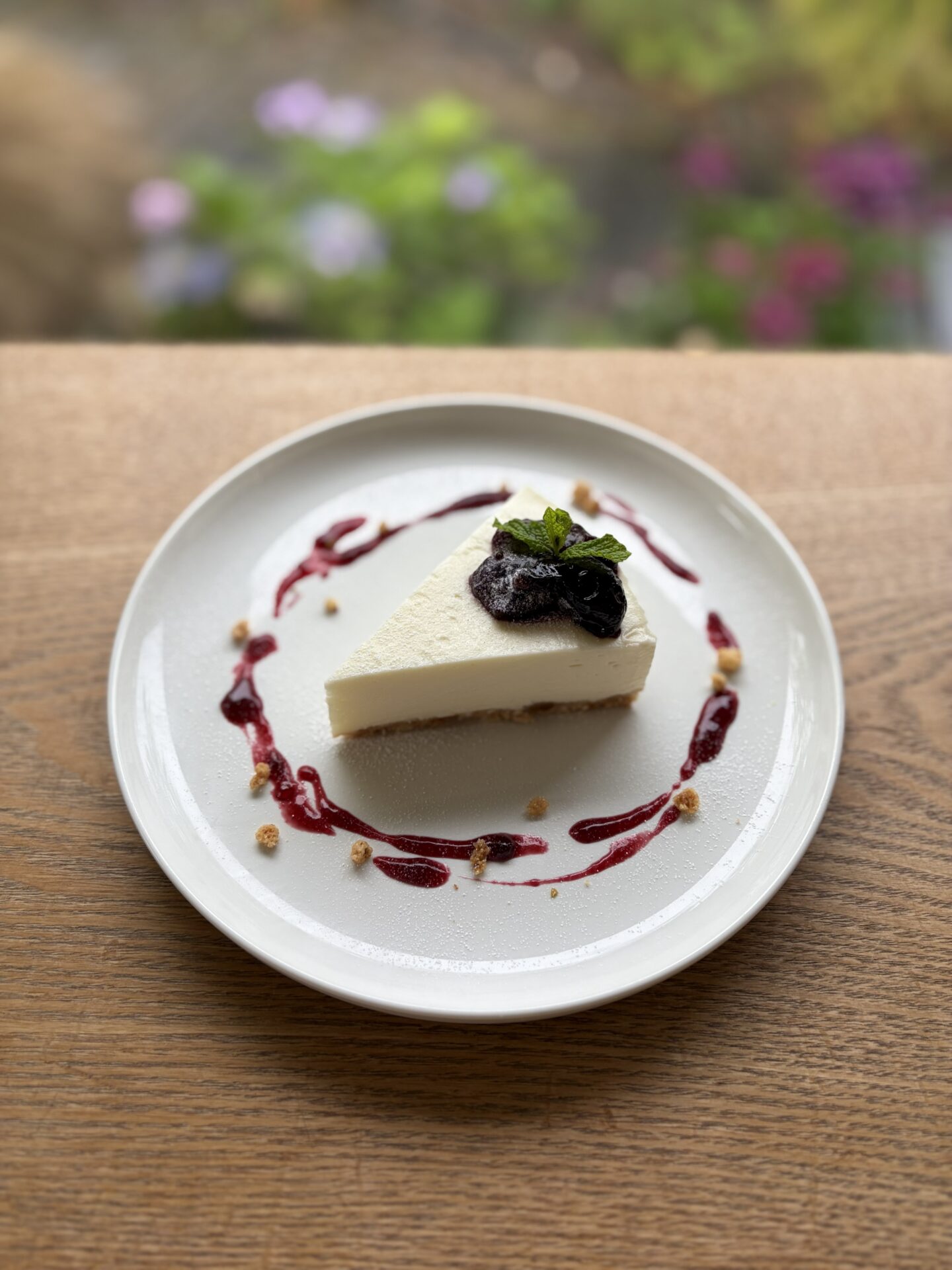 夏を彩る一皿、ブラックチェリーとレアチーズケーキ