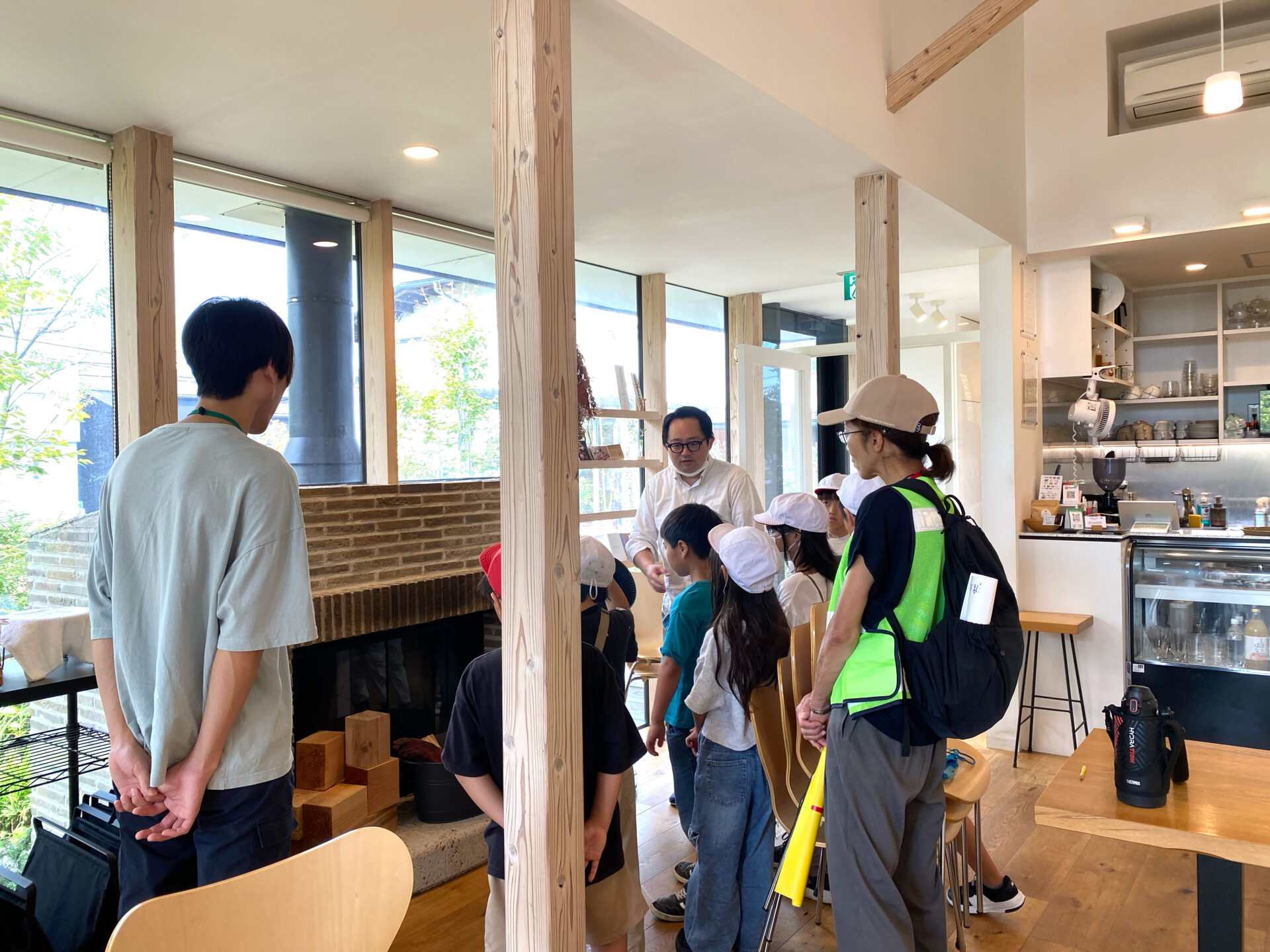 鳥屋野小学生が「まち探検」でHARUMACHI coffeeへ