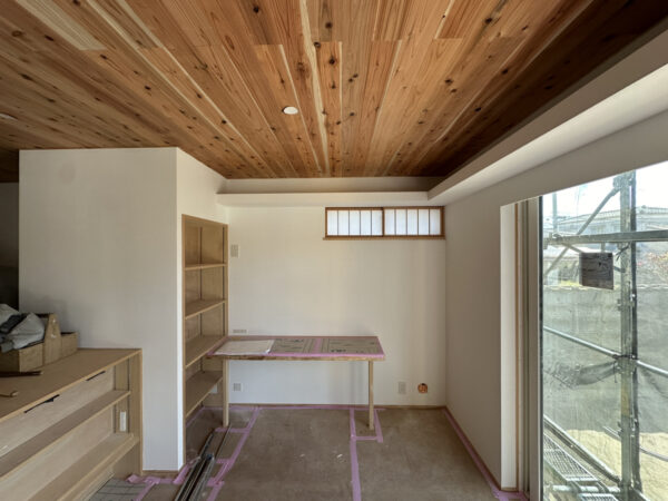 新潟市江南区曽野木にある「家事楽設備を詰め込んだ26坪のコンパクトハウス」の工事中の様子。1階リビング